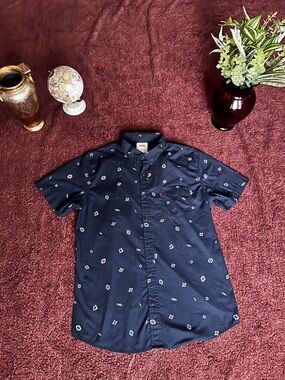 Levi's Navy Short-Sleeve Button-Up Shirt with Small White Print